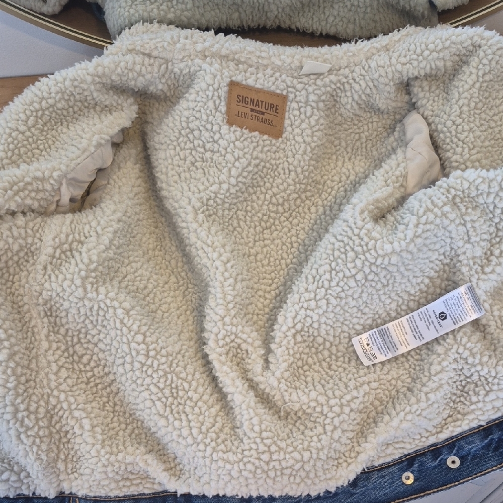 Levi's Signature Sherpa Lined Denim Jacket - Picture 4 of 4